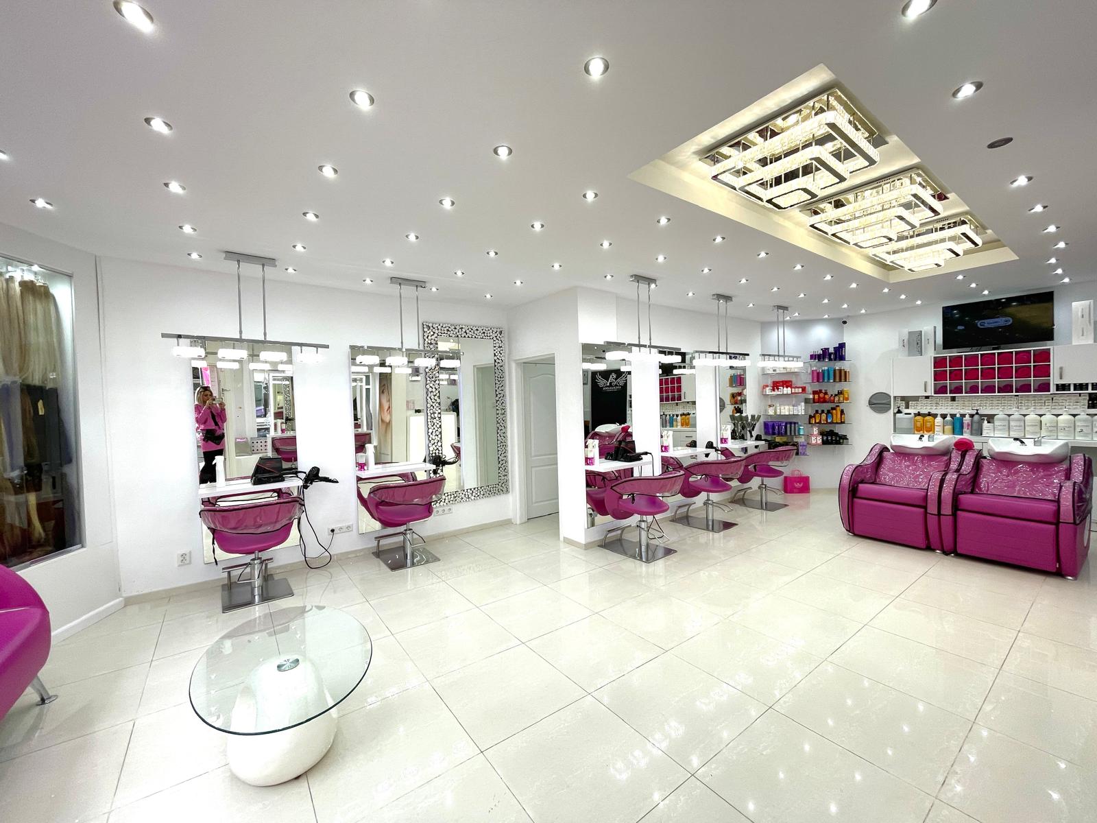 Salon interieur met kristallen kroonluchter